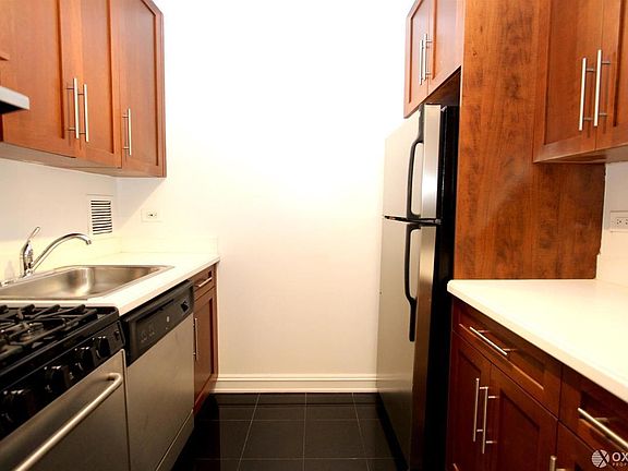 4th image of 305 W 13th St APT 1H