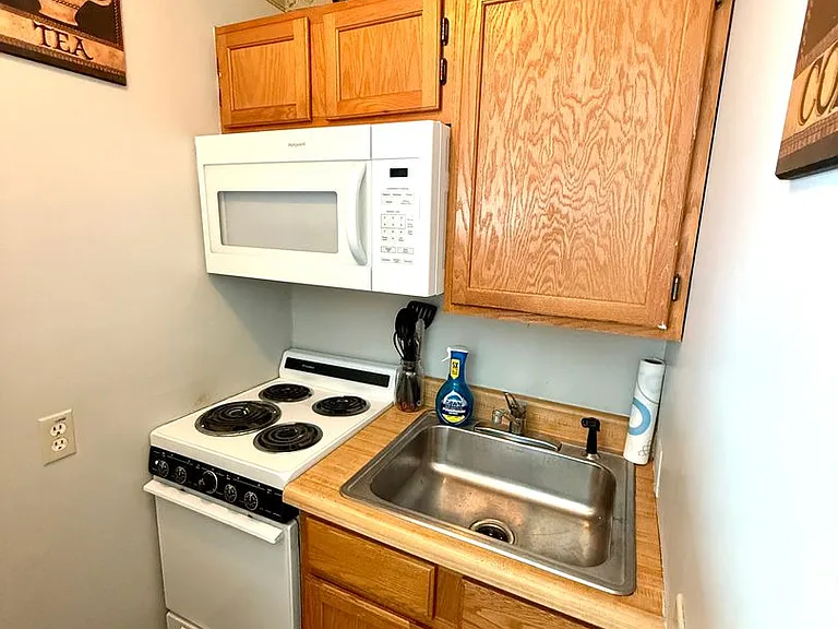 383 College Street — Photo 5