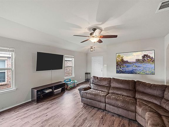 5th image of 1414 Meadow Creek Dr