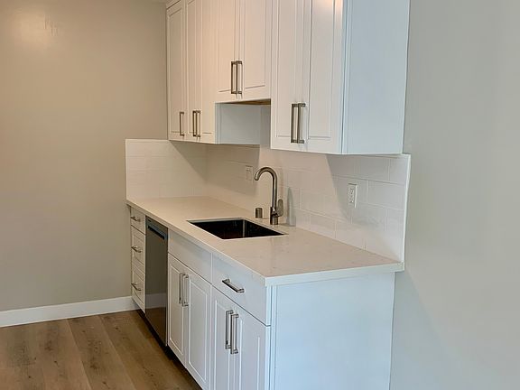 5th image of 825 Lincoln Way APT 205