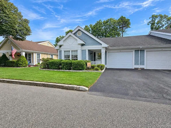 4 Orient Court, Ridge, NY 11961