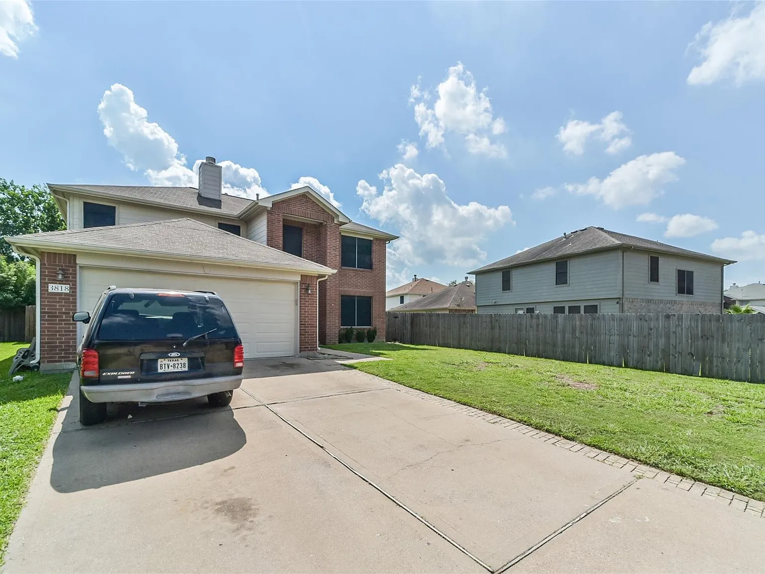 3 bed, 2.5 bath, 2360 sqft, $2,300 — Photo 2