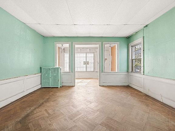 4th image of 3105 Avenue House