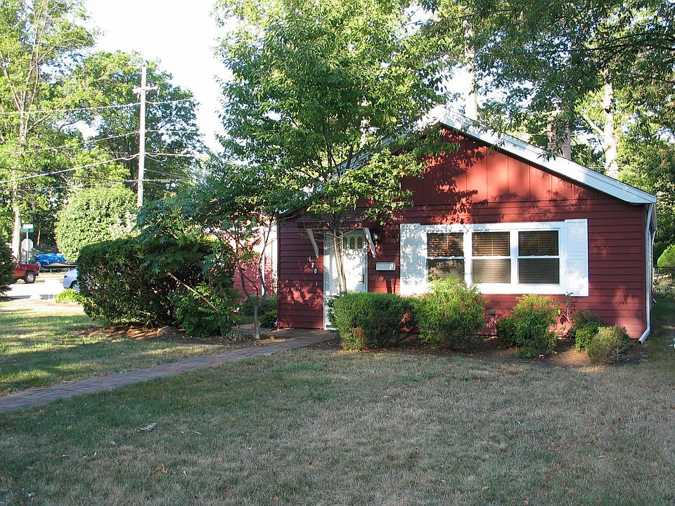 Front of 'L' shaped ranch