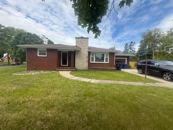 820 Cedar Ave, Waukegan, IL 60085