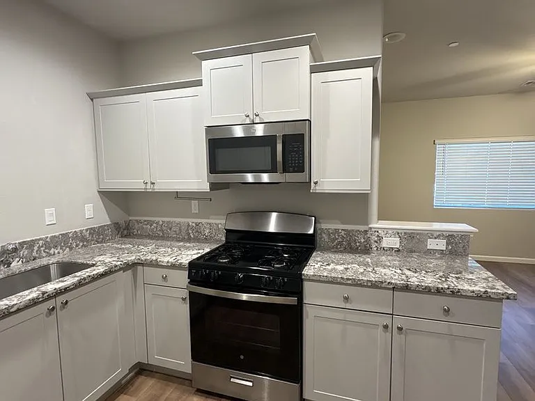 514 S Summit St #101-103 — Photo 7