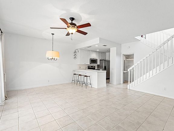 5th image of 37 Tall Oaks Circle