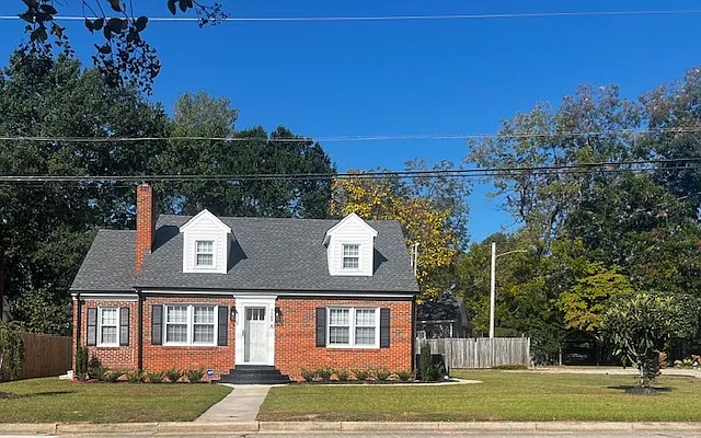 Unit B is on the upper level and accessible from the rear - 1107 N Water St #B