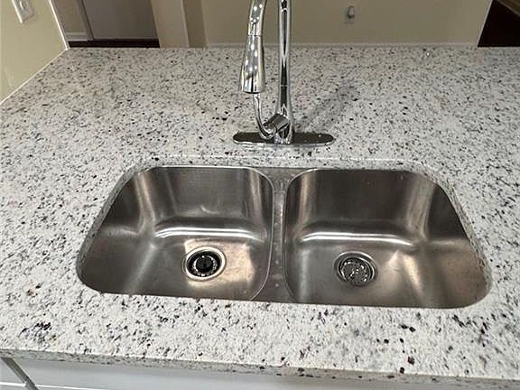 4th image of 202 Lawn St