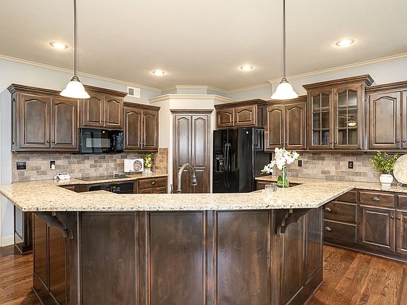 2nd image of 15606 Linden Ln