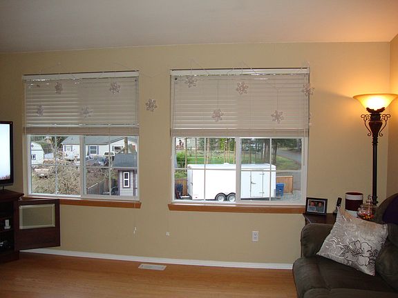 LR - Looking into front yard