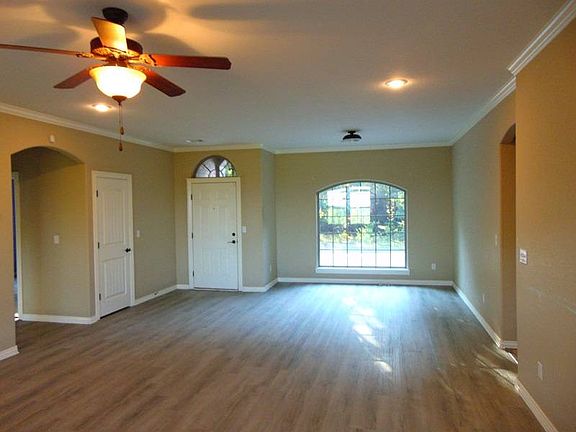 4th image of 305 Raintree Rd