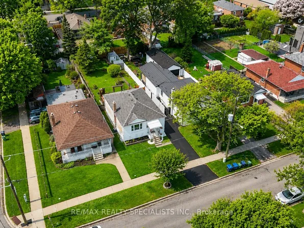 226 Thirtieth St, Toronto, ON M8W 3E1