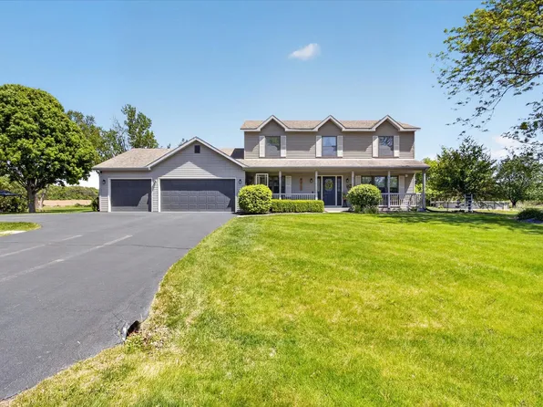 12117 Whispering Winds Dr, Roscoe, IL 61073