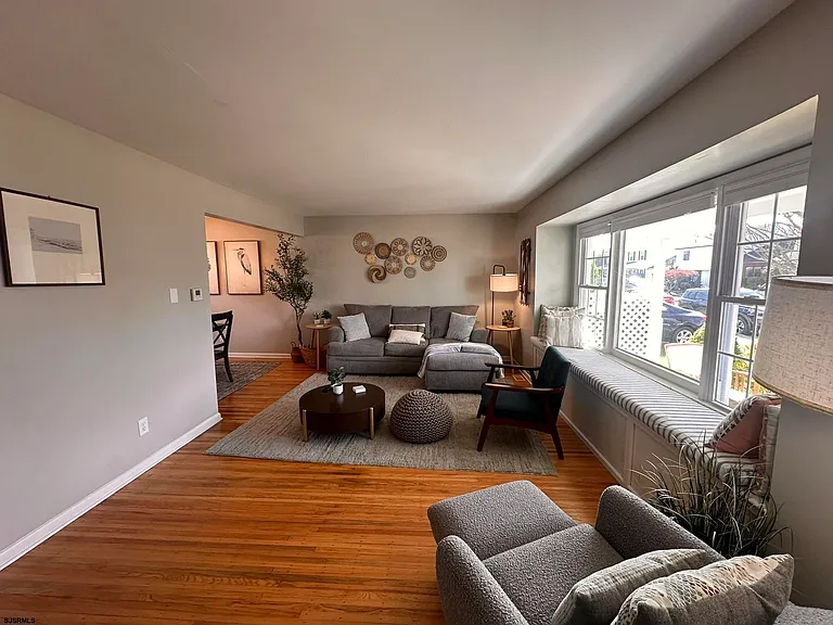 611 N Delavan Ave — Photo 2