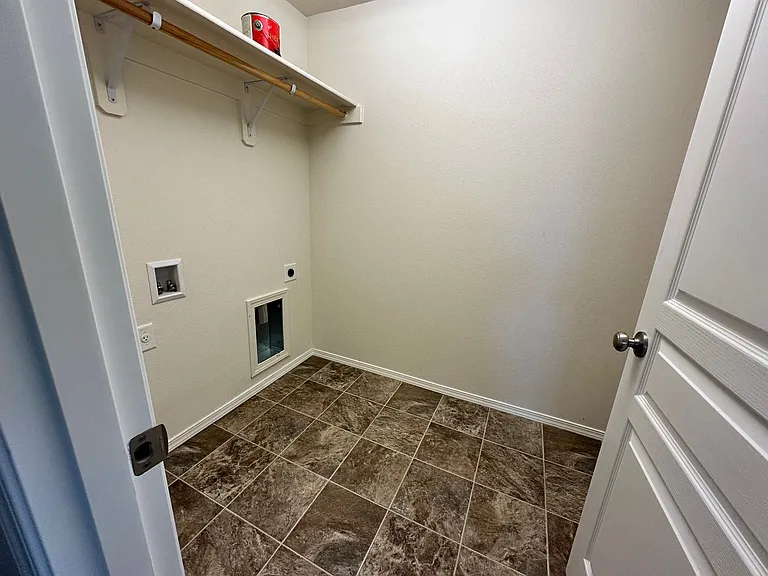 533 Derby St SE — Photo 17