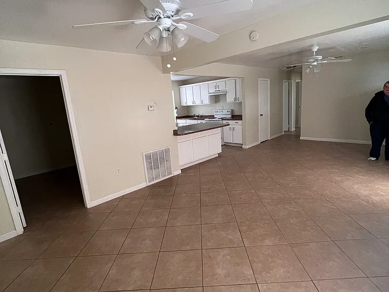 372 Azalea Dr — Photo 2