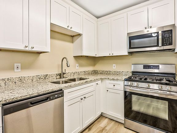 4th image of 610 Woodcrest Manor Dr