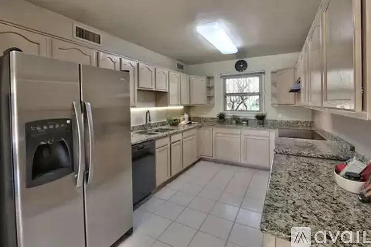 713 Montclaire Dr NE — Photo 3