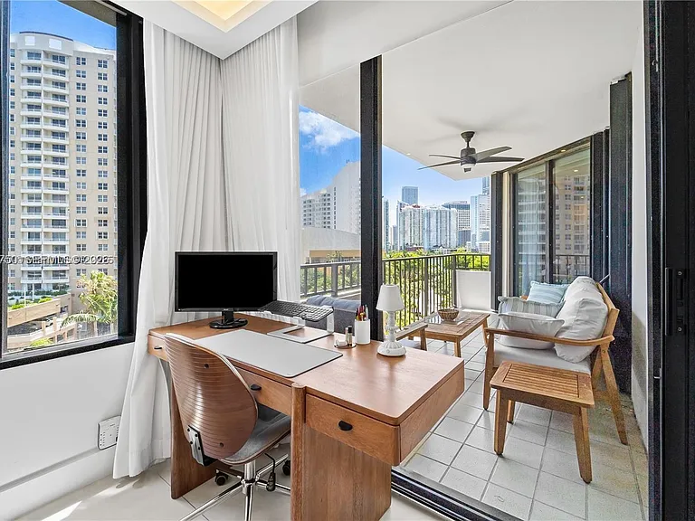 520 Brickell Key Dr — Photo 10