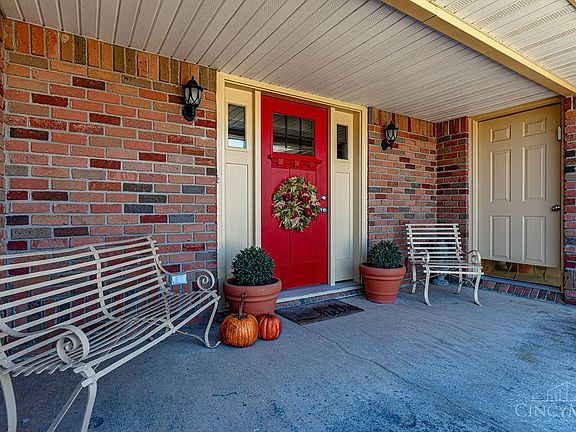 3rd image of 699 Bur Oak Dr