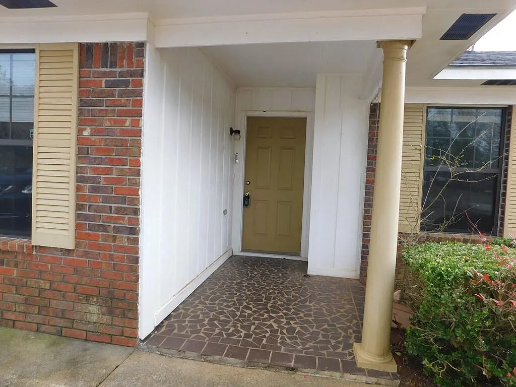 4 bed, 2.0 bath, 1296 sqft, $1,588 — Photo 2