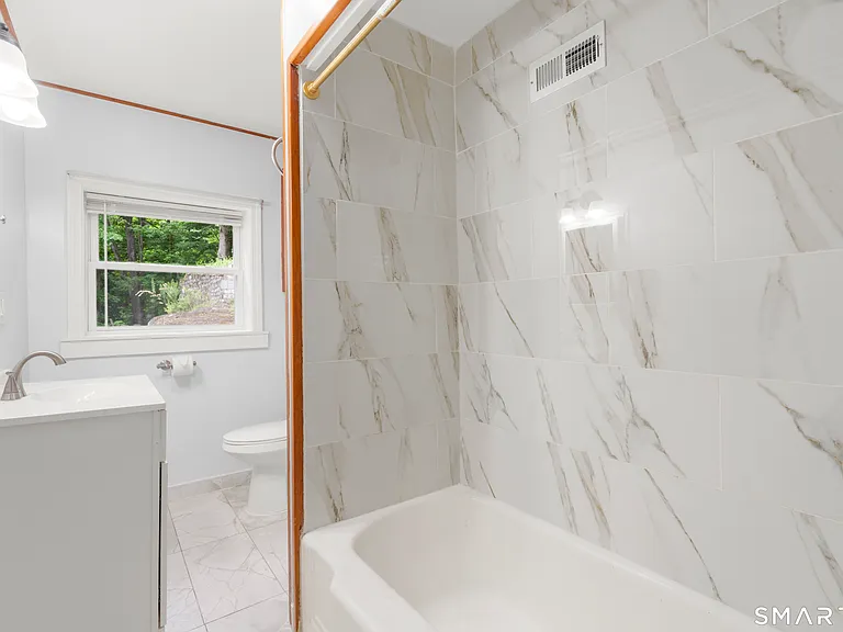 399 Hawthorne Ave — Photo 25