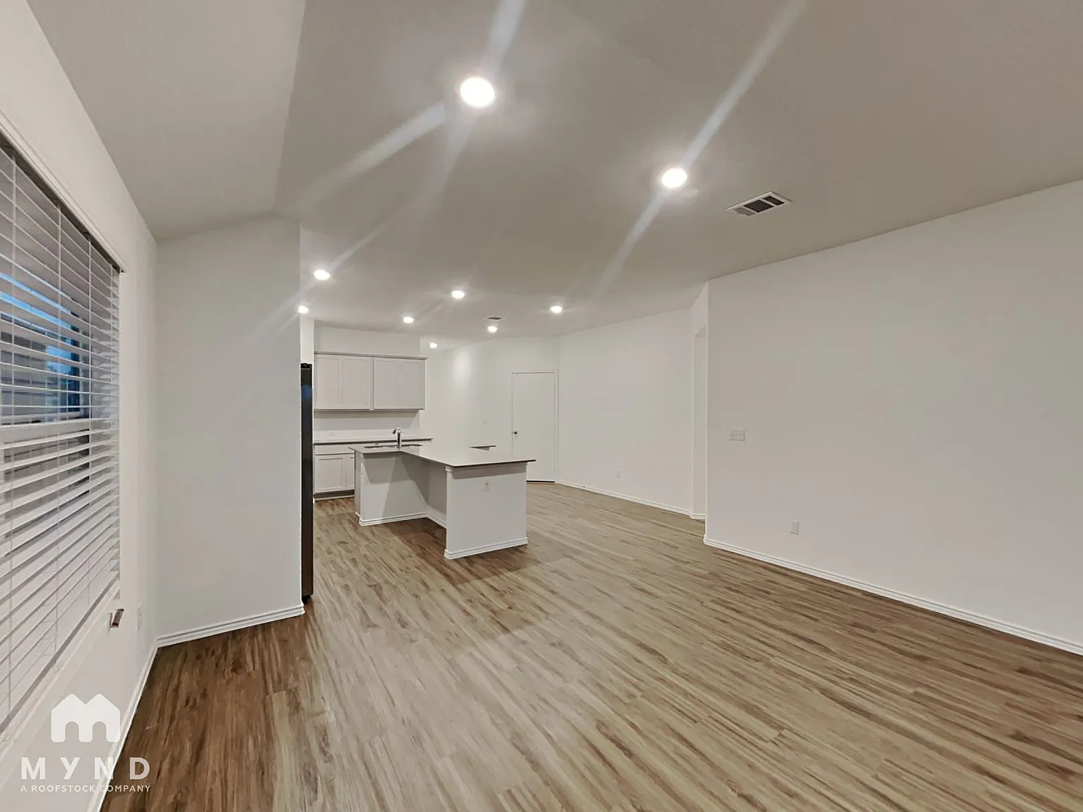 4 bed, 3.0 bath, 1972 sqft, $2,315 — Photo 2