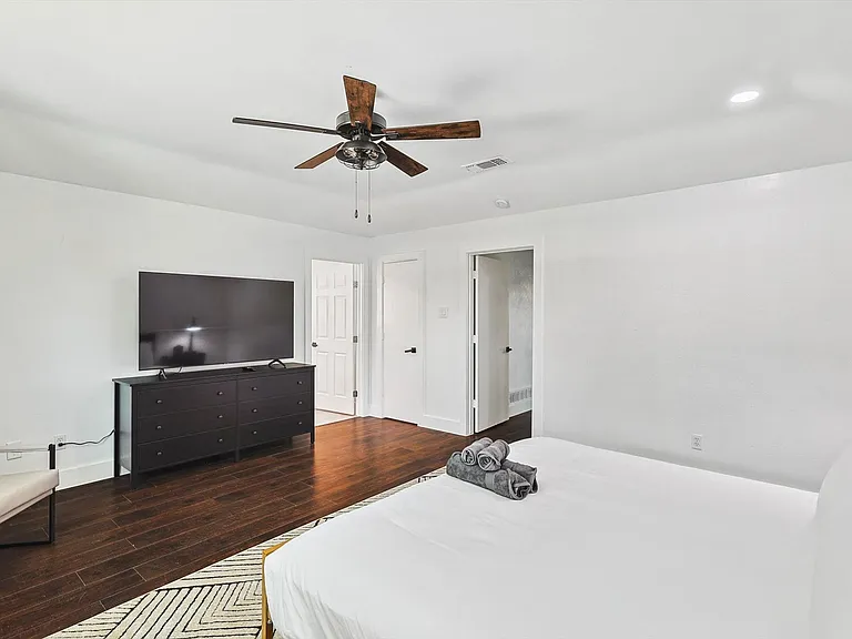 1012 Cloverdale Ln — Photo 21