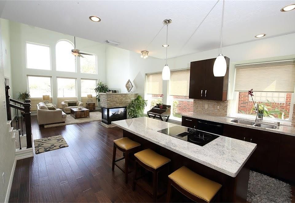 1st image of 11 Parkway Pl
