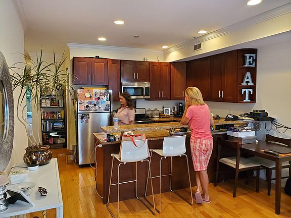 2nd image of 2046 Fairmount Ave #1