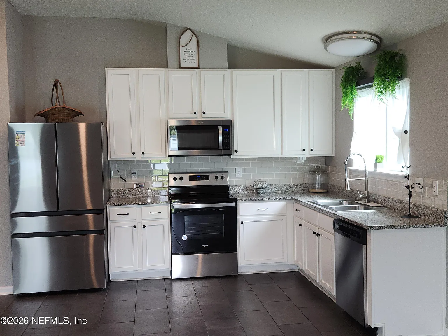 3 bed, 2.0 bath, 1537 sqft, $2,300 — Photo 2
