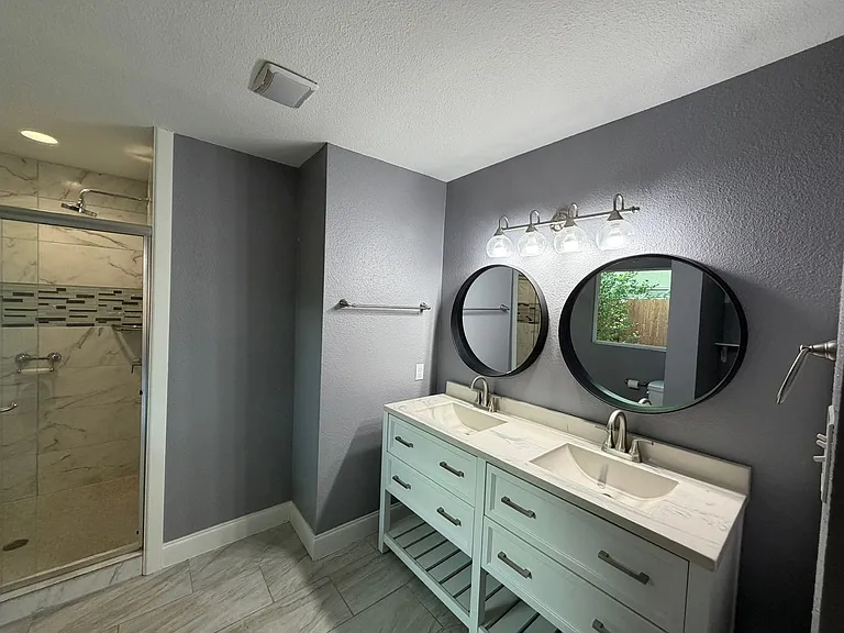 2555 W Kings Hwy — Photo 15
