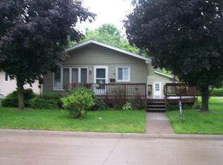 906 N 3rd St, Guttenberg, IA 52052