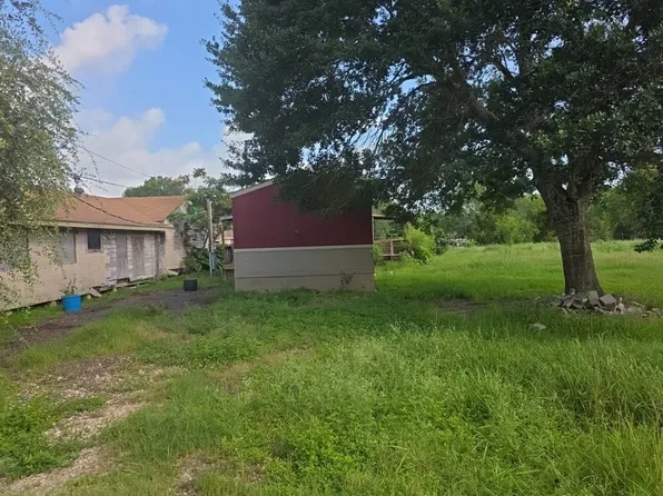 702 Parkmoor Blvd, Edna, TX 77957