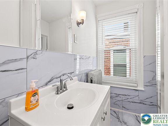 5th image of 1418 W Chew St
