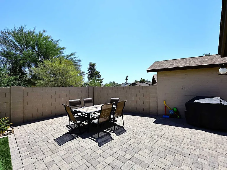 865 N Roosevelt Cir — Photo 26