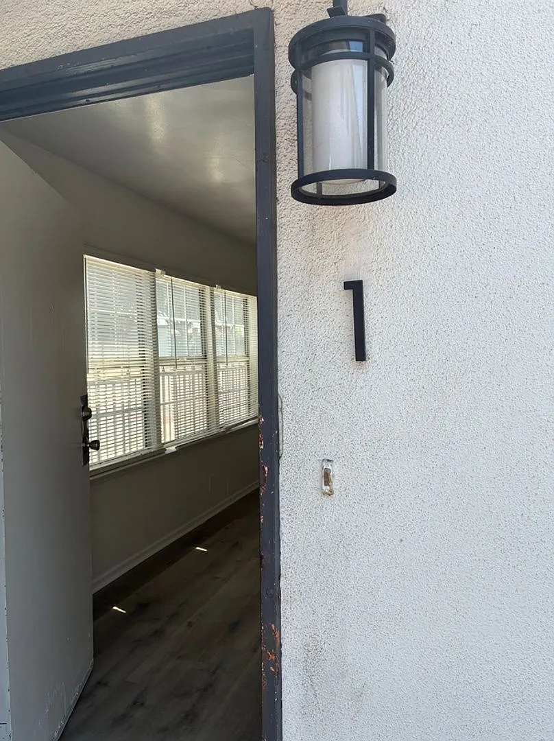 1 bed, 1.0 bath, 700 sqft, $1,695 — Photo 2