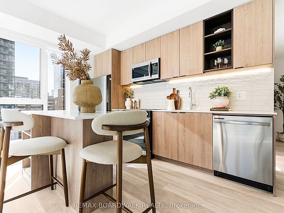 5th image of 391 Slater St #904