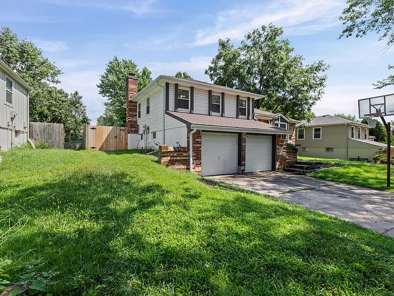 12813 S Sycamore St — Photo 2