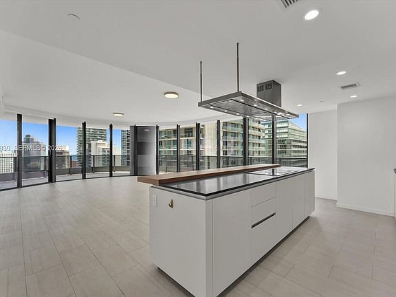 4th image of 1000 Brickell Plz #3602