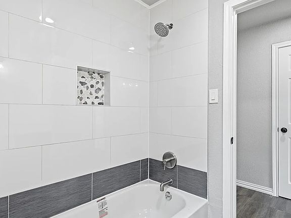 3rd image of 214 Evans Ct