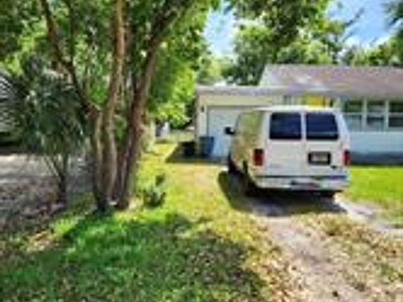 3rd image of 2611 Iroquois Ave