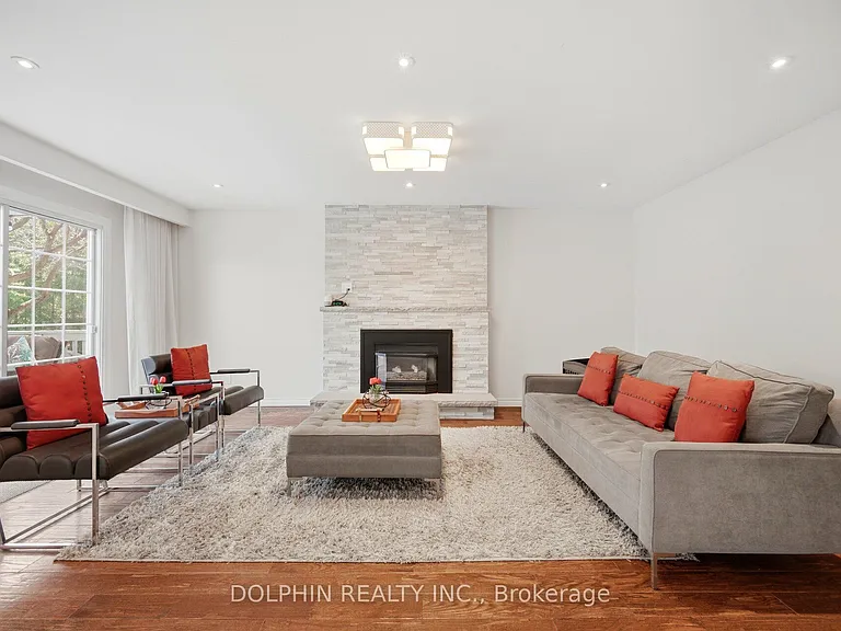 1090 Vanier Dr — Photo 12