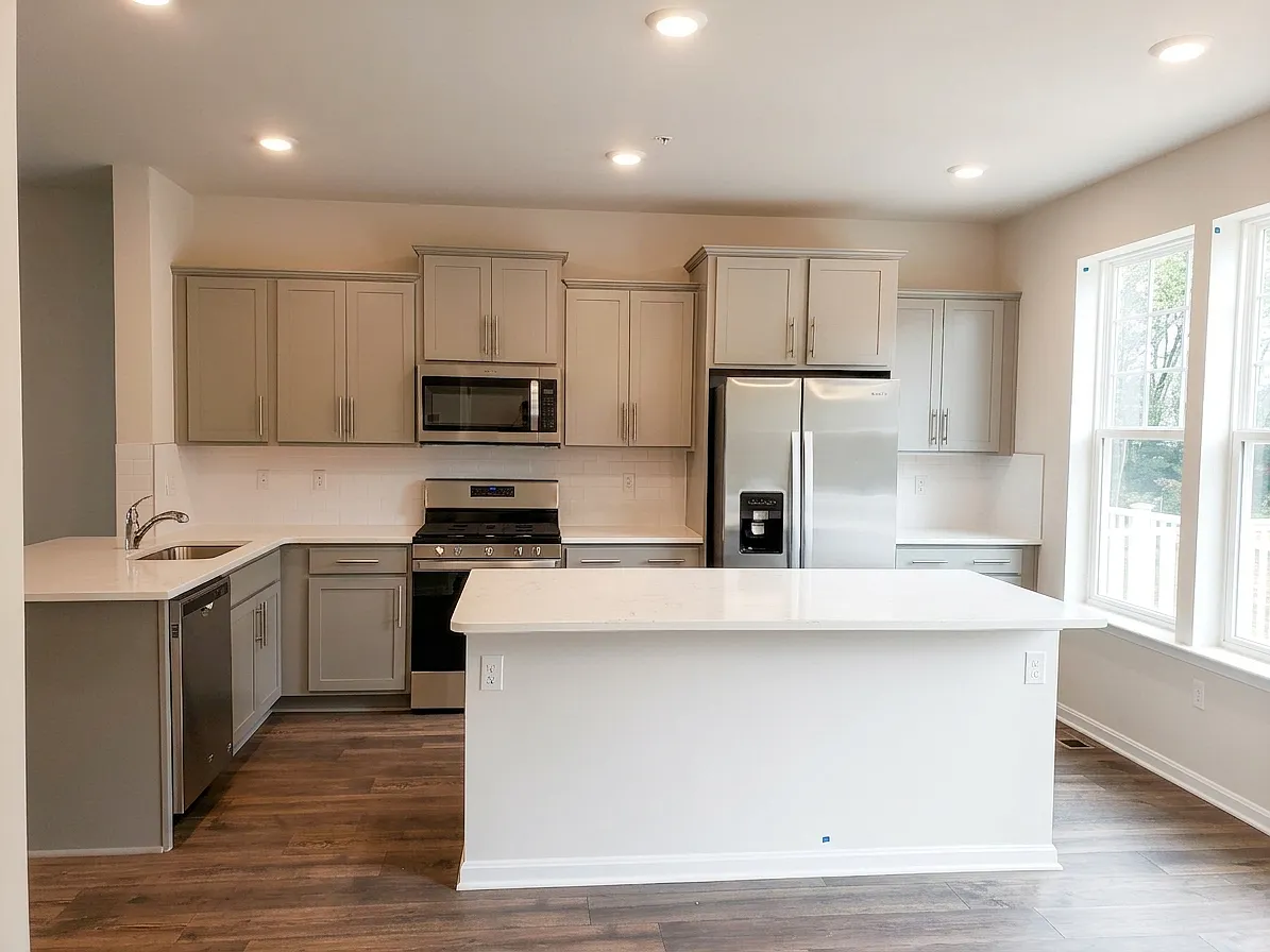 3 bed, 2.5 bath, 2135 sqft, $3,200 — Photo 4