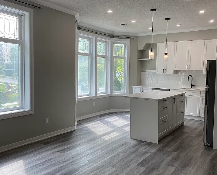 203 Elmwood Ave E #MAIN — Photo 3