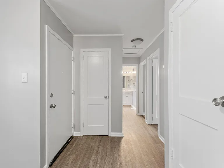 Knollwood Apartments — Photo 9