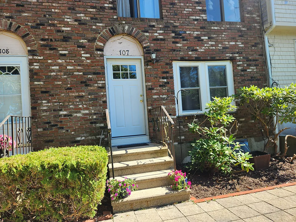 107 Village Dr
