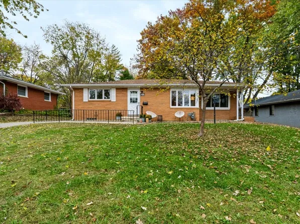 1106 Maplewood Dr, Normal, IL 61761