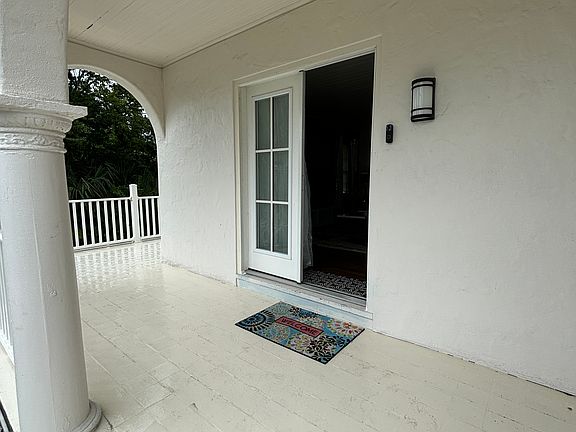 5th image of 402 Hillside Ave